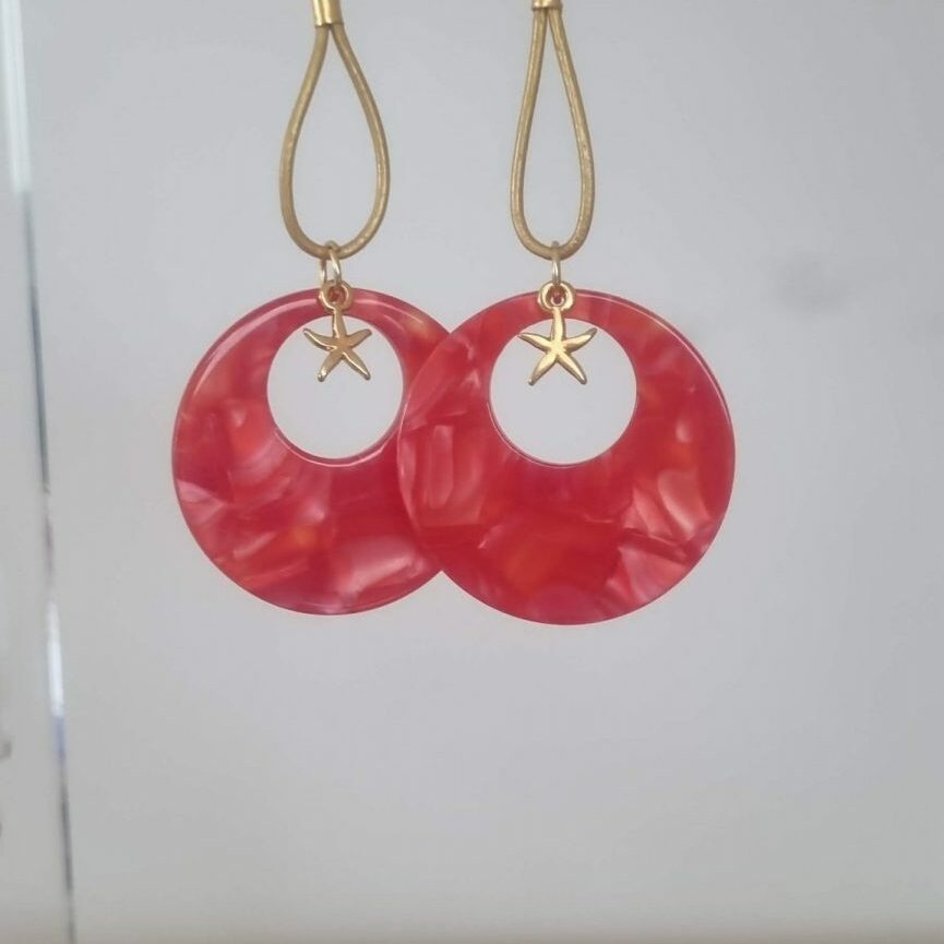Boucles d'oreille acétate rond orange rouge et étoile dorée, cuir doré