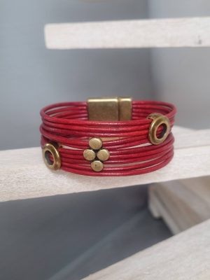 manchette femme en cuir rond rouge et passants vieil or
