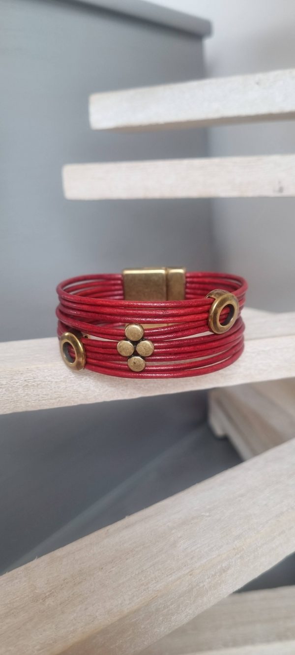 2CO21SC - 29€ manchette femme en cuir rond rouge et passants vieil or