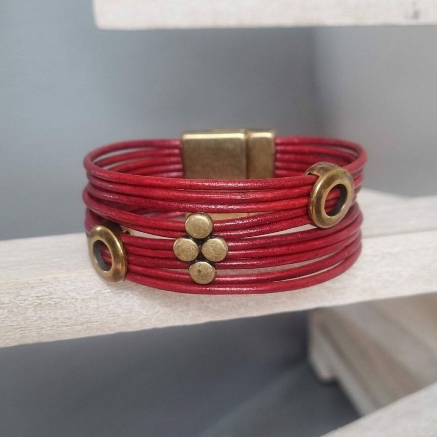 manchette femme en cuir rond rouge et passants vieil or