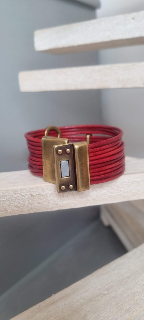 manchette femme en cuir rond rouge et passants vieil or