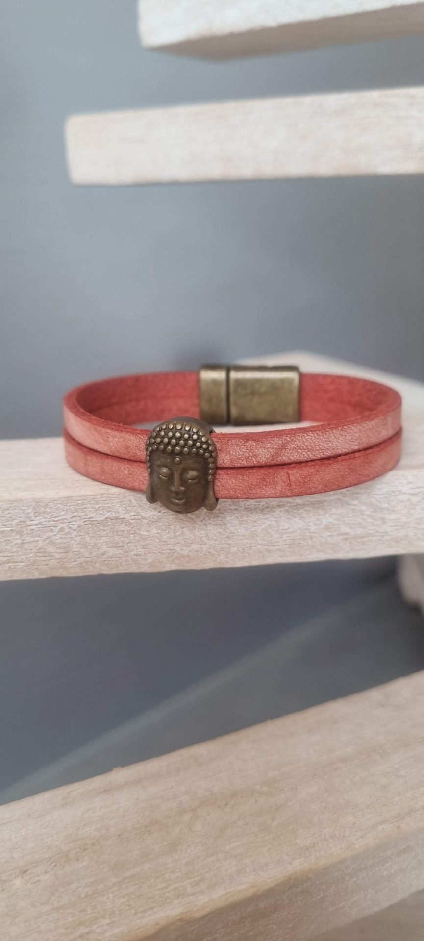 Bracelet femme cuir rouge corail et bouddha bronze