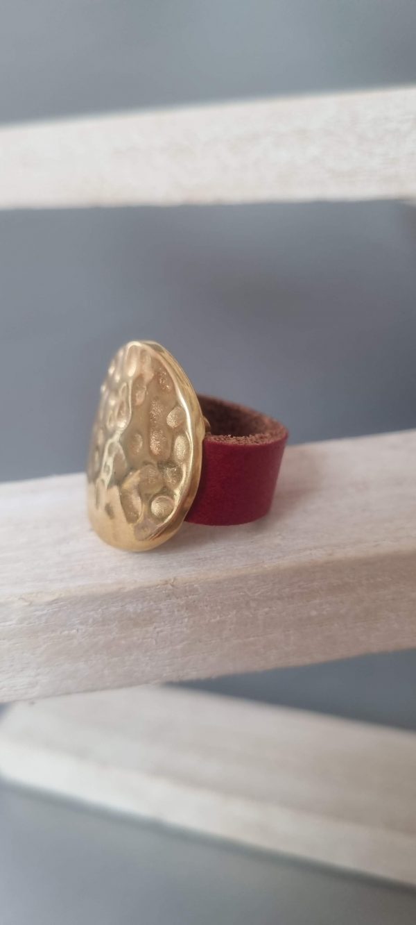 2BA5 - 18€ Bague en cuir rouge et passant doré martelé
