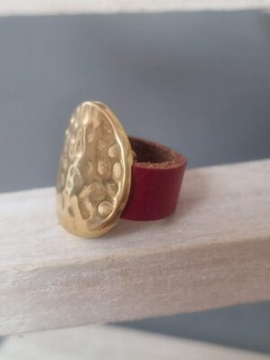 Bague en cuir rouge et passant doré martelé