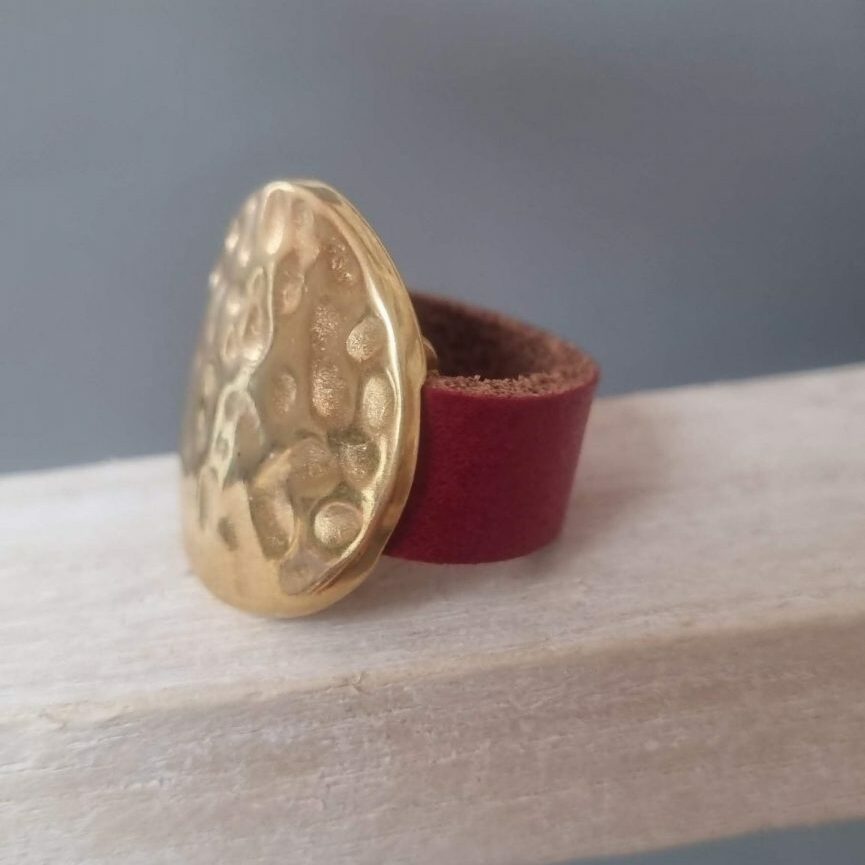 Bague en cuir rouge et passant doré martelé