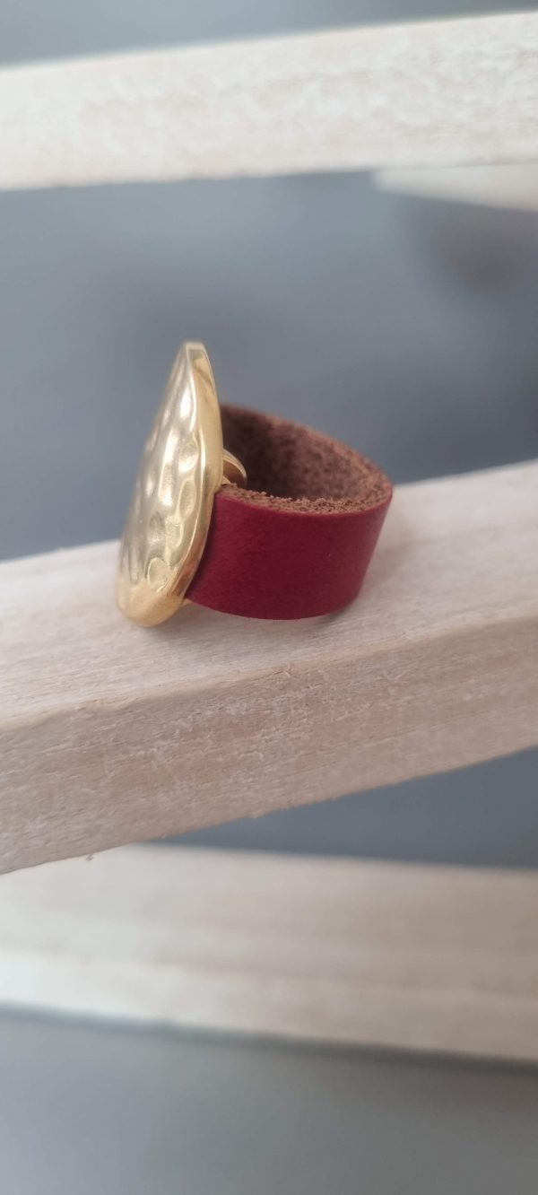 Bague en cuir rouge et passant doré martelé