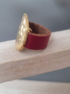 Bague en cuir rouge et passant doré martelé