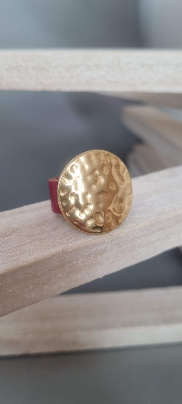 2BA5A Bague en cuir rouge et passant doré martelé