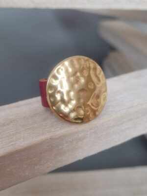 Bague en cuir rouge et passant doré martelé
