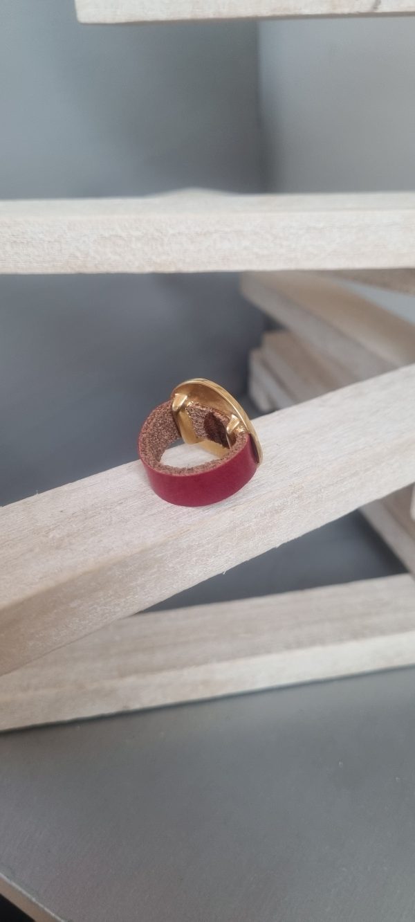 2BA5B Bague en cuir rouge et passant doré martelé