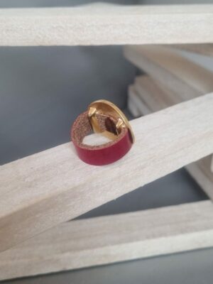 Bague en cuir rouge et passant doré martelé