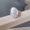 Bague en cuir liège et passant argenté martelé