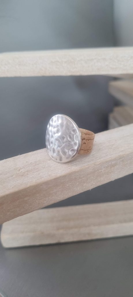 Bague en cuir liège et passant argenté martelé