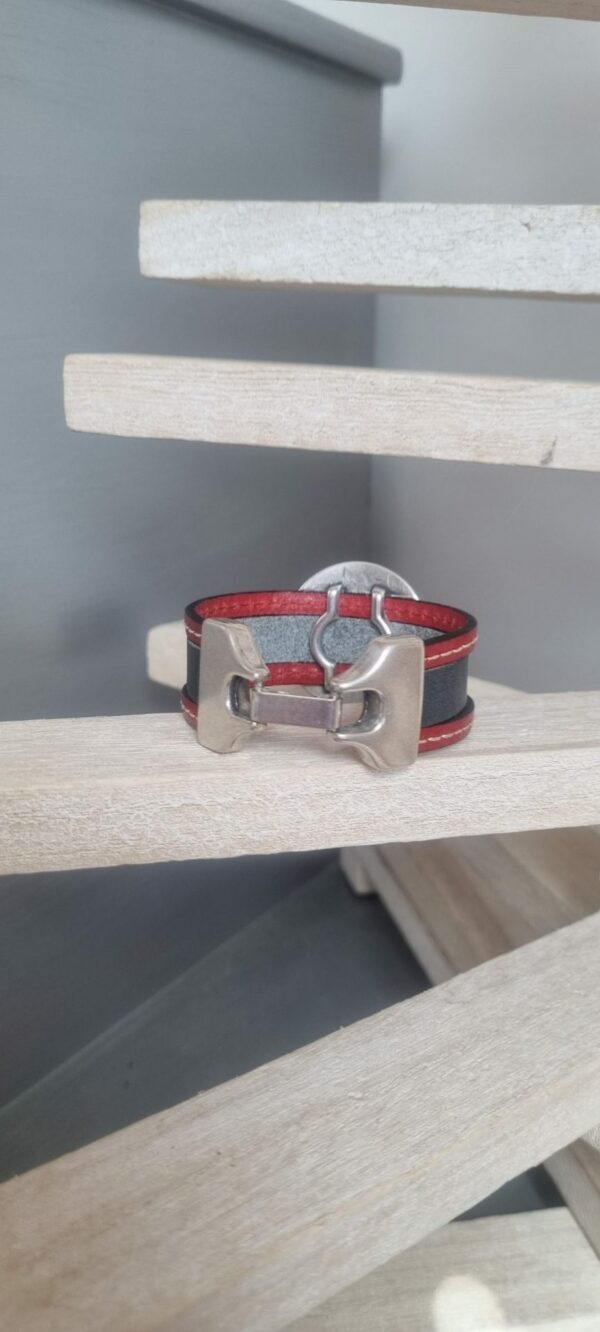 Manchette femme 20 mm en cuir gris et rouge passant en zamak argenté