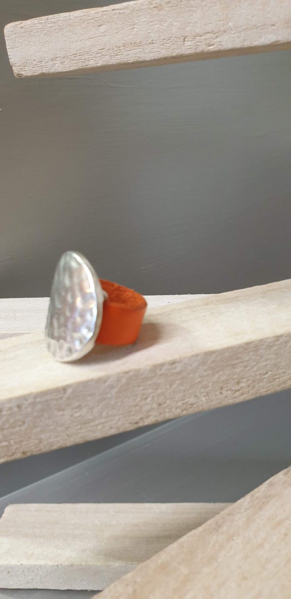 bague cuir orange et passant martelé