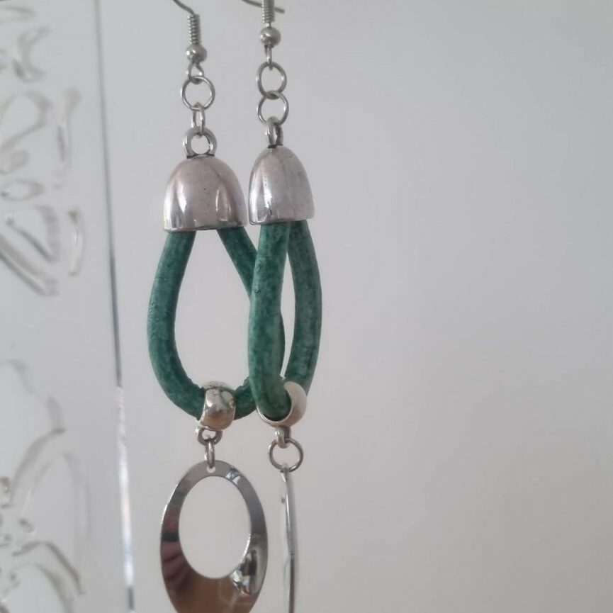 Boucles d'oreilles cuir rond vert et son pendentif ovale