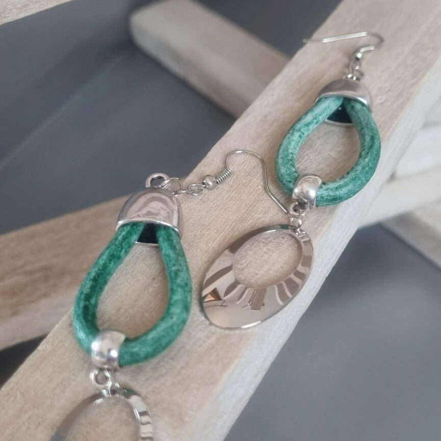 Boucles d'oreilles cuir rond vert et son pendentif ovale