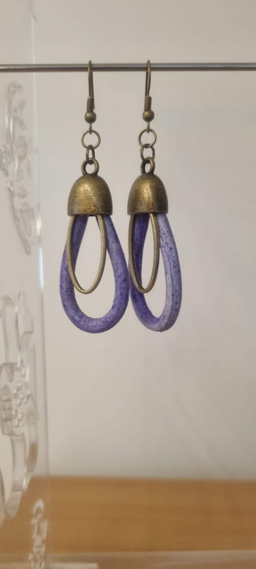 Boucles d'oreille cuir rond mauve