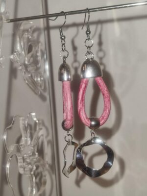 Boucles d'oreille en cuir rond rose et pendentif ondulé