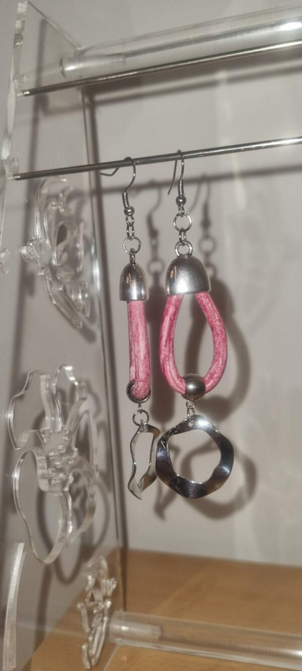 Boucles d'oreille en cuir rond rose et pendentif ondulé