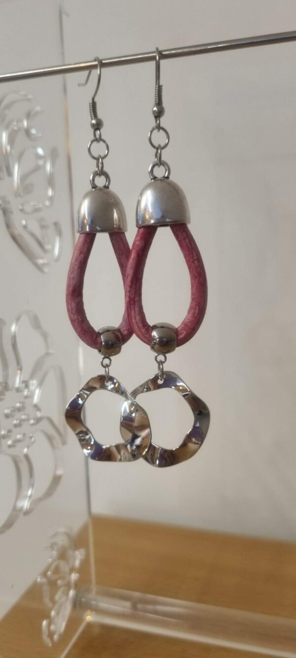 Boucles d'oreille en cuir rond rose et pendentif ondulé