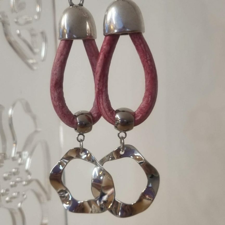 Boucles d'oreille en cuir rond rose et pendentif ondulé