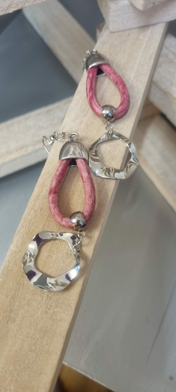 Boucles d'oreille en cuir rond rose et pendentif ondulé