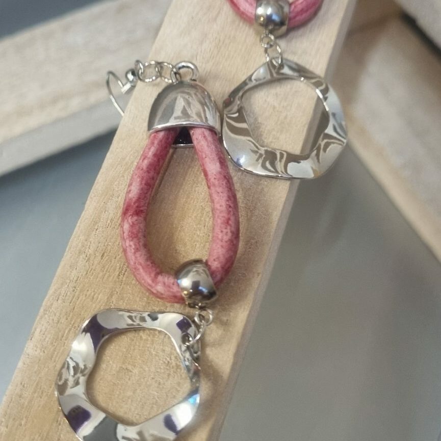 Boucles d'oreille en cuir rond rose et pendentif ondulé