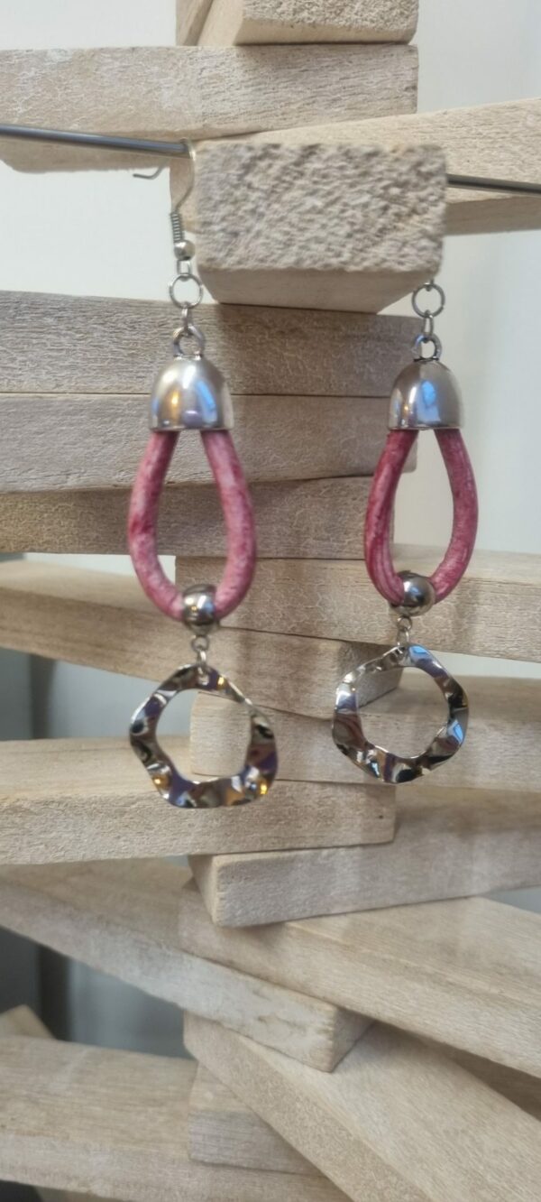 Boucles d'oreille en cuir rond rose et pendentif ondulé