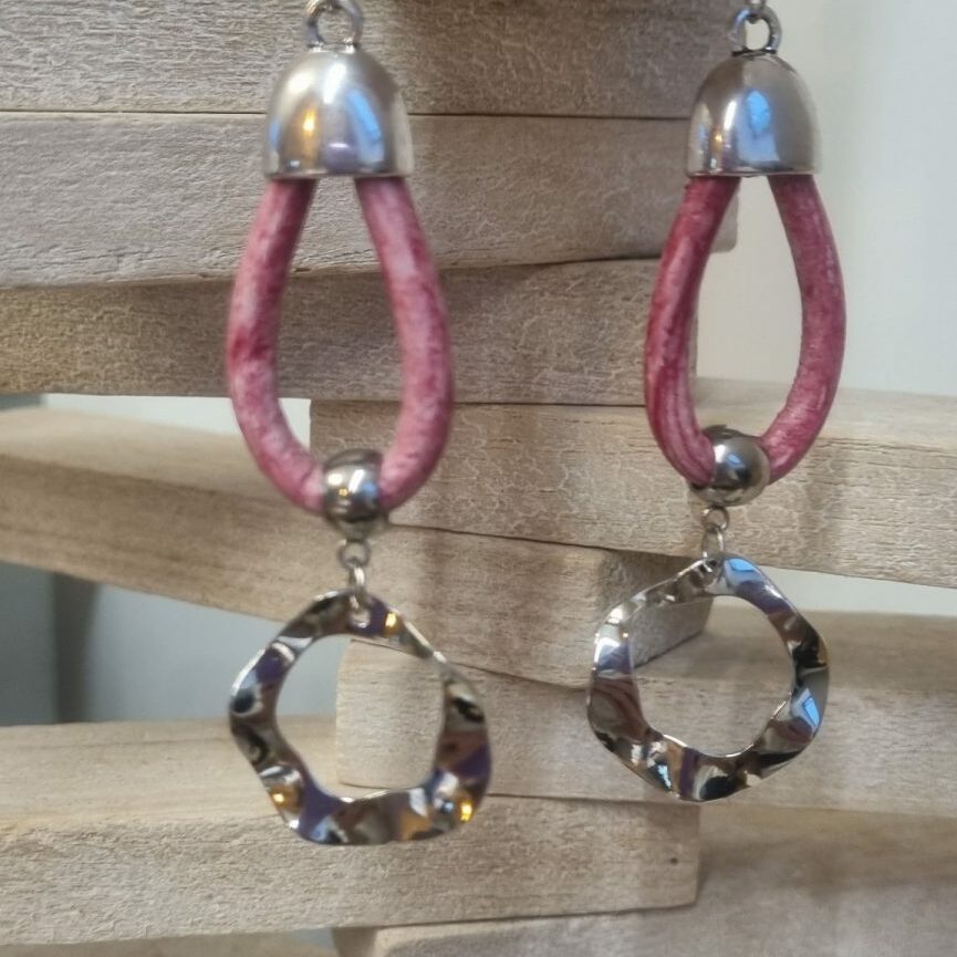 Boucles d'oreille en cuir rond rose et pendentif ondulé