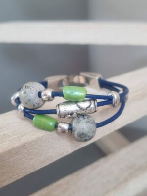 Bracelet femme en cuir rond bleu et perles argentées et en céramique