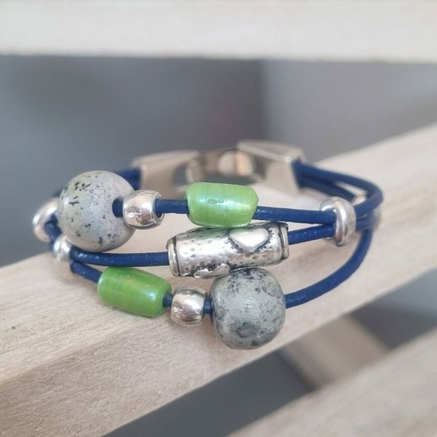 Bracelet femme en cuir rond bleu et perles argentées et en céramique