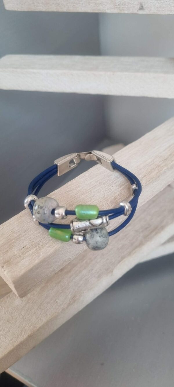 Bracelet femme en cuir rond bleu et perles argentées et en céramique