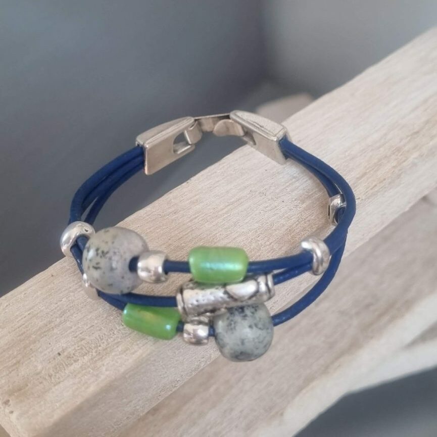 Bracelet femme en cuir rond bleu et perles argentées et en céramique
