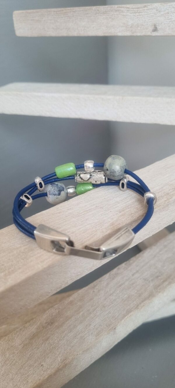 Bracelet femme en cuir rond bleu et perles argentées et en céramique