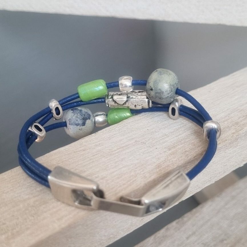 Bracelet femme en cuir rond bleu et perles argentées et en céramique