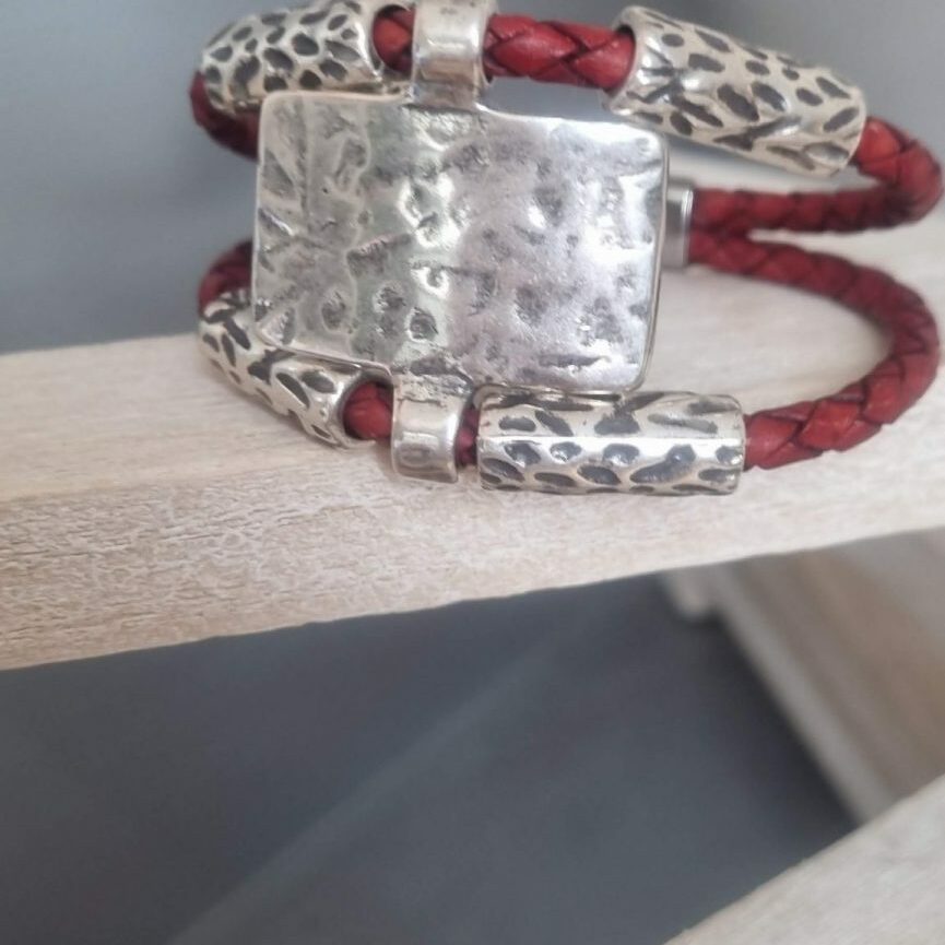 Bracelet cuir tressé rouge et passants argentés