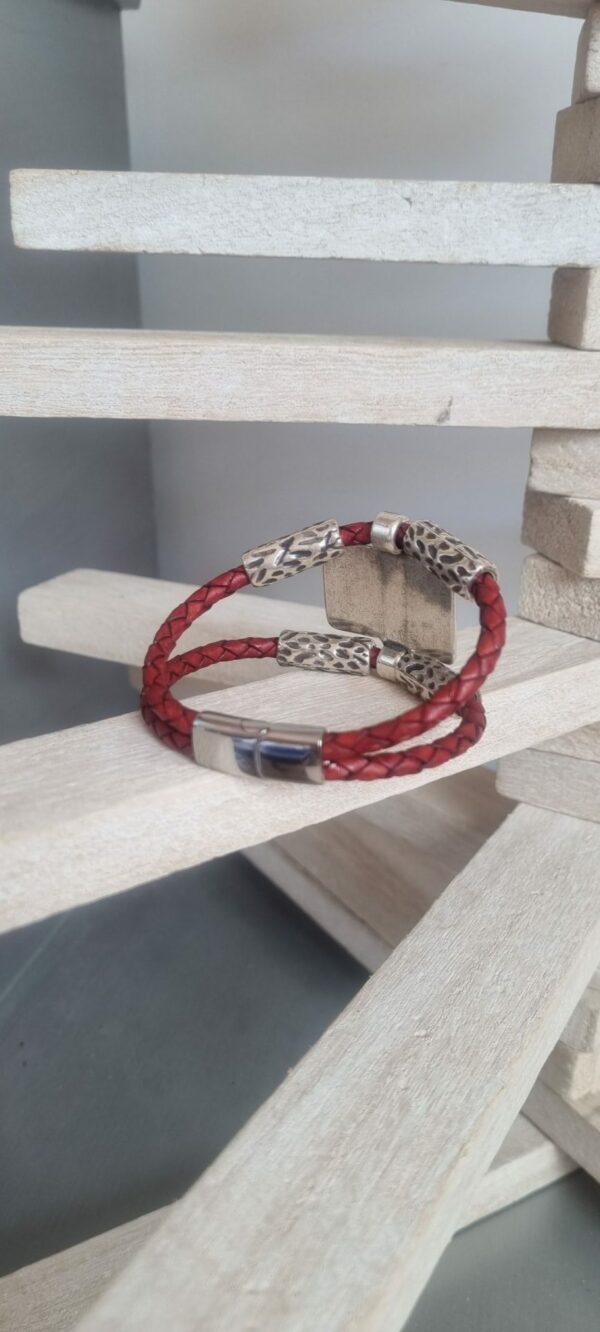 Bracelet cuir tressé rouge et passants argentés