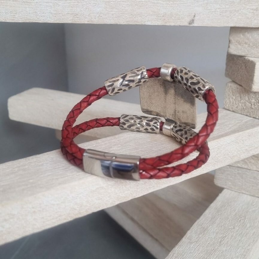 Bracelet cuir tressé rouge et passants argentés