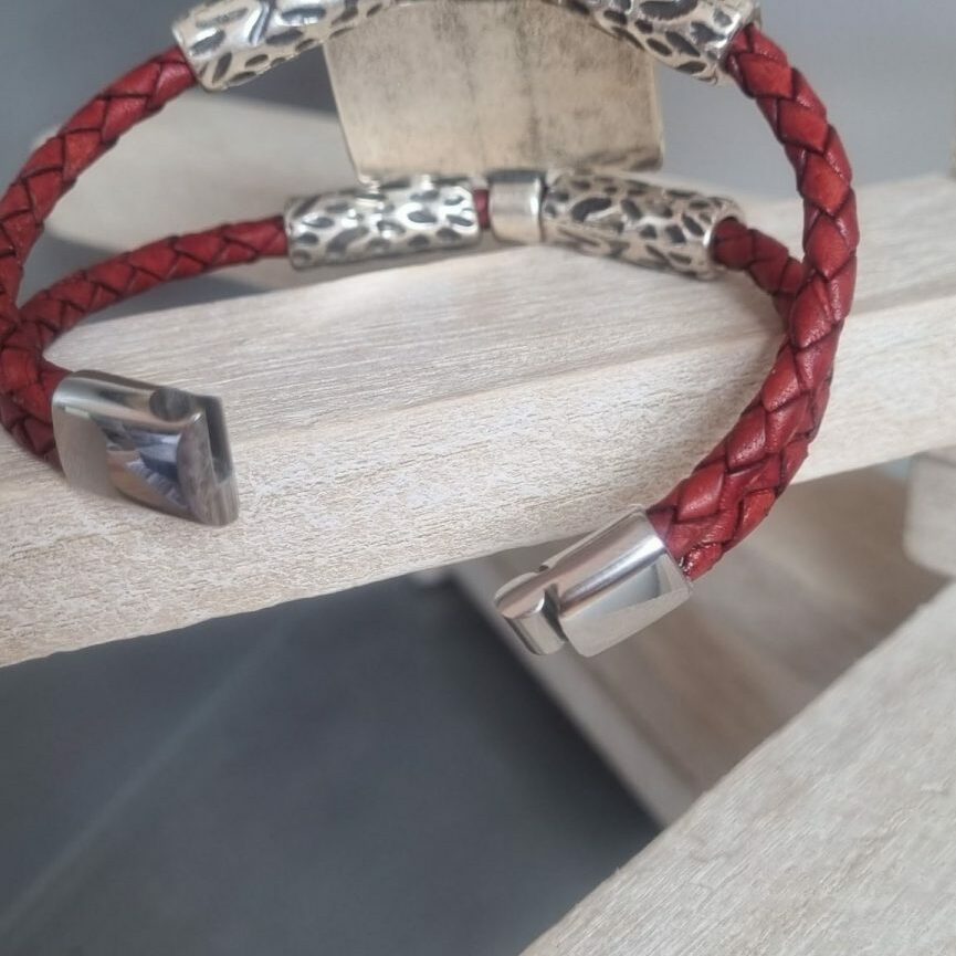 Bracelet cuir tressé rouge et passants argentés