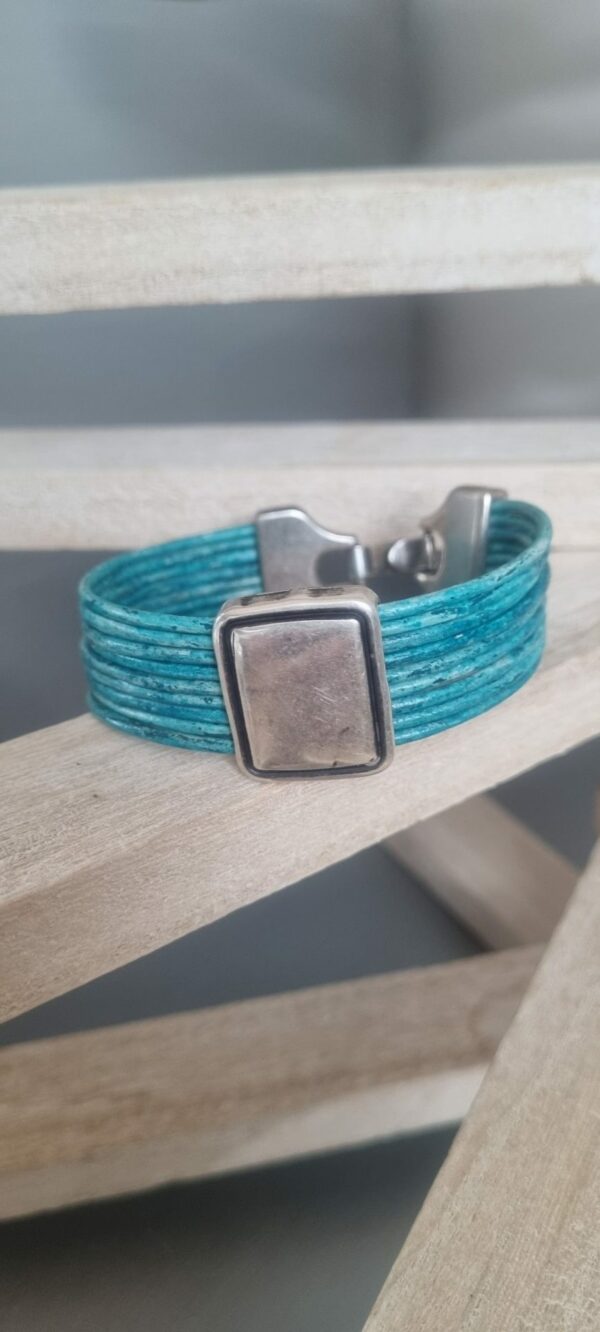 Bracelet cuir rond turquoise et son passant argenté