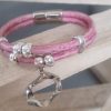 Bracelet cuir rond rose, perles et pendentif rond argentés