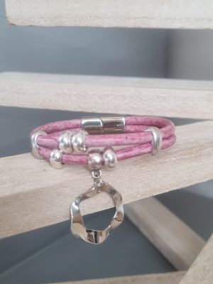Bracelet cuir rond rose, perles et pendentif rond argentés