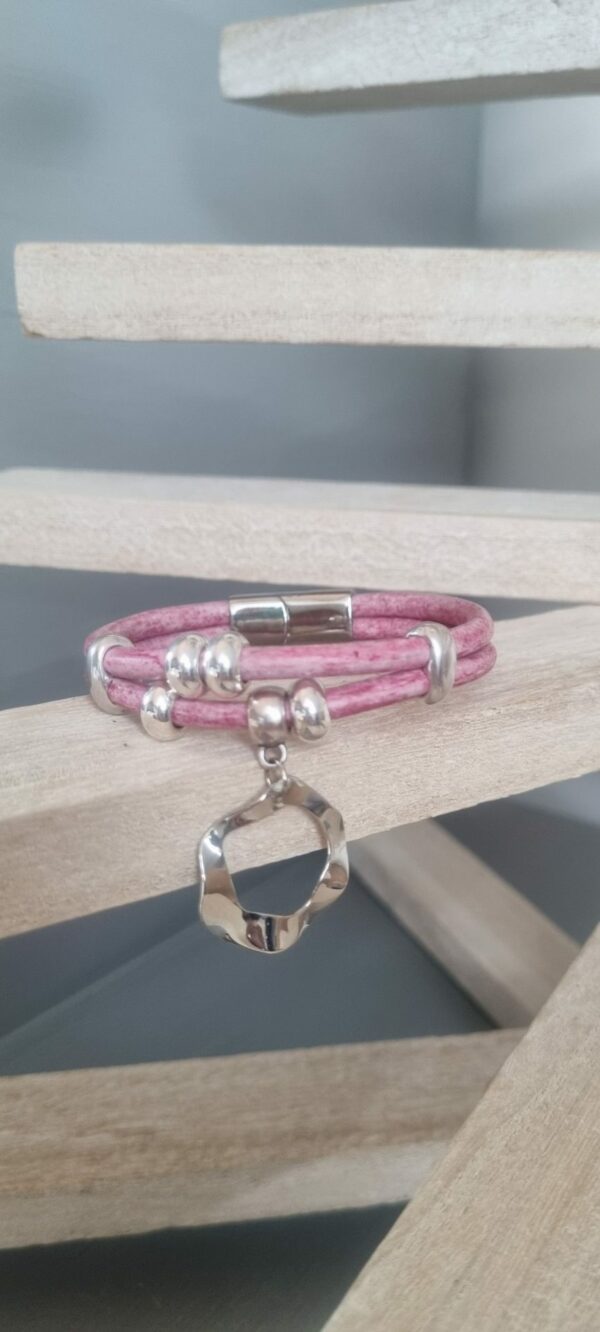 Bracelet cuir rond rose, perles et pendentif rond argentés