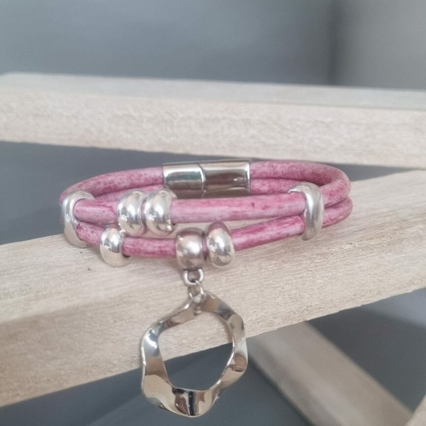 Bracelet cuir rond rose, perles et pendentif rond argentés