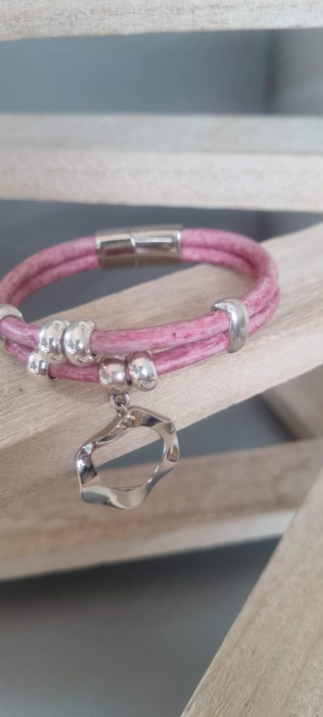 Bracelet cuir rond rose, perles et pendentif rond argentés