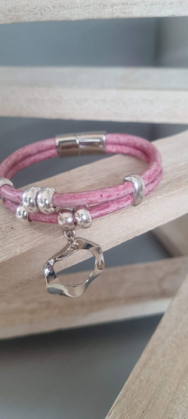 Bracelet cuir rond rose, perles et pendentif rond argentés
