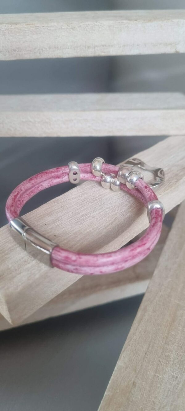 Bracelet cuir rond rose, perles et pendentif rond argentés