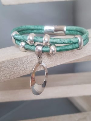 Bracelet cuir rond vert perles et pendentif ovale argentés