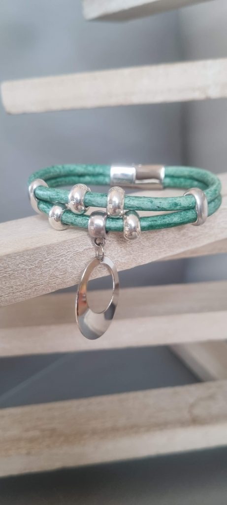 Bracelet cuir rond vert perles et pendentif ovale argentés